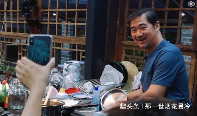 這就是生活|張國(guó)立鄧婕養(yǎng)女首次曝光,一家三口其樂(lè)融融,攜手共度,相濡以沫