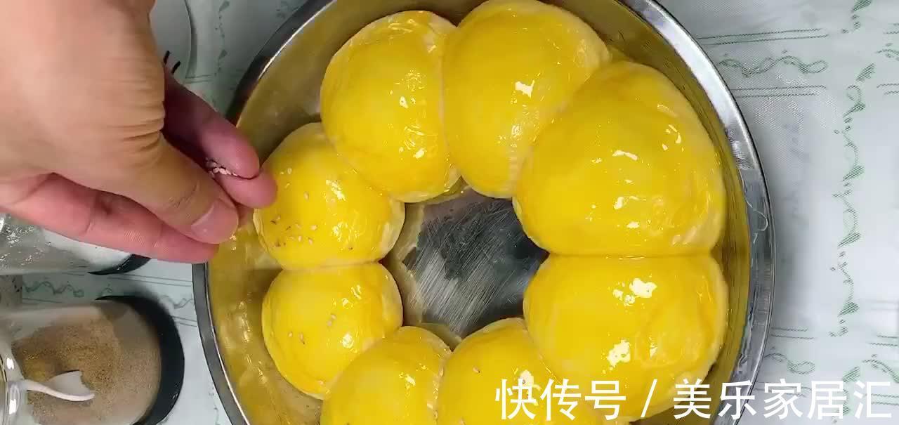 蜂蜜面包不用烤箱也能做，全程不加一滴水，暄软蓬松香甜可口