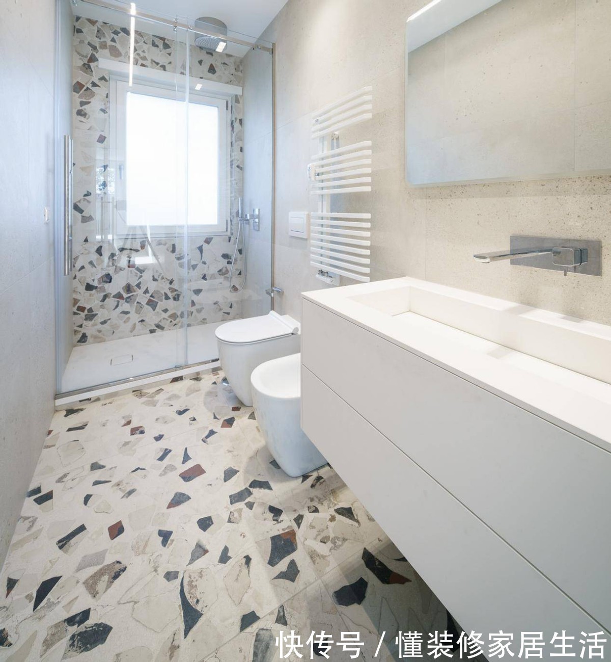 打理|很多人的卫生间都在铺这种“瓷砖”，无缝隙好打理，时尚又耐看