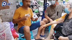 猫腻|男子街头卖蛇头酒还现场试验药效,结果被医生识穿“猫腻”