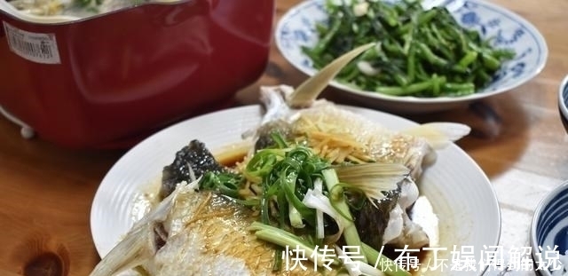 玉米海鲜菇鱼汤|两口子的晚餐，一荤一素一汤，实惠又好吃，吃着舒服，光盘不浪费