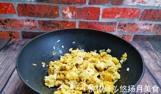 搅拌均匀|鱼身上1部位营养远超鱼肉,常被扔掉太心疼,炒1盘下饭还下酒!