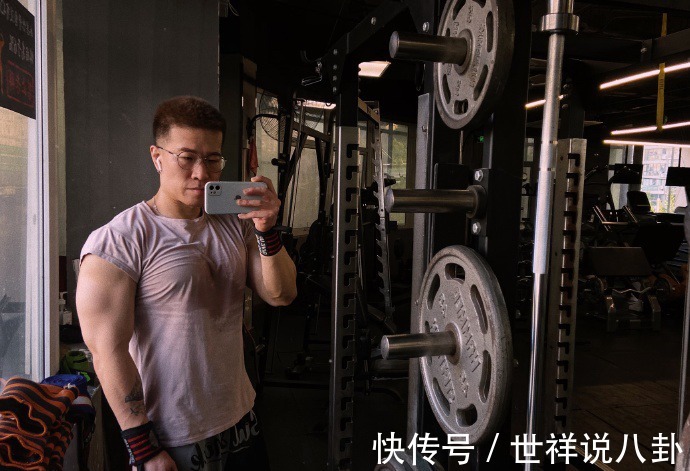 搓衣板|六块腹肌宛如搓衣板,人鱼线胸肌都很养眼,麒麟臂男友力十足!