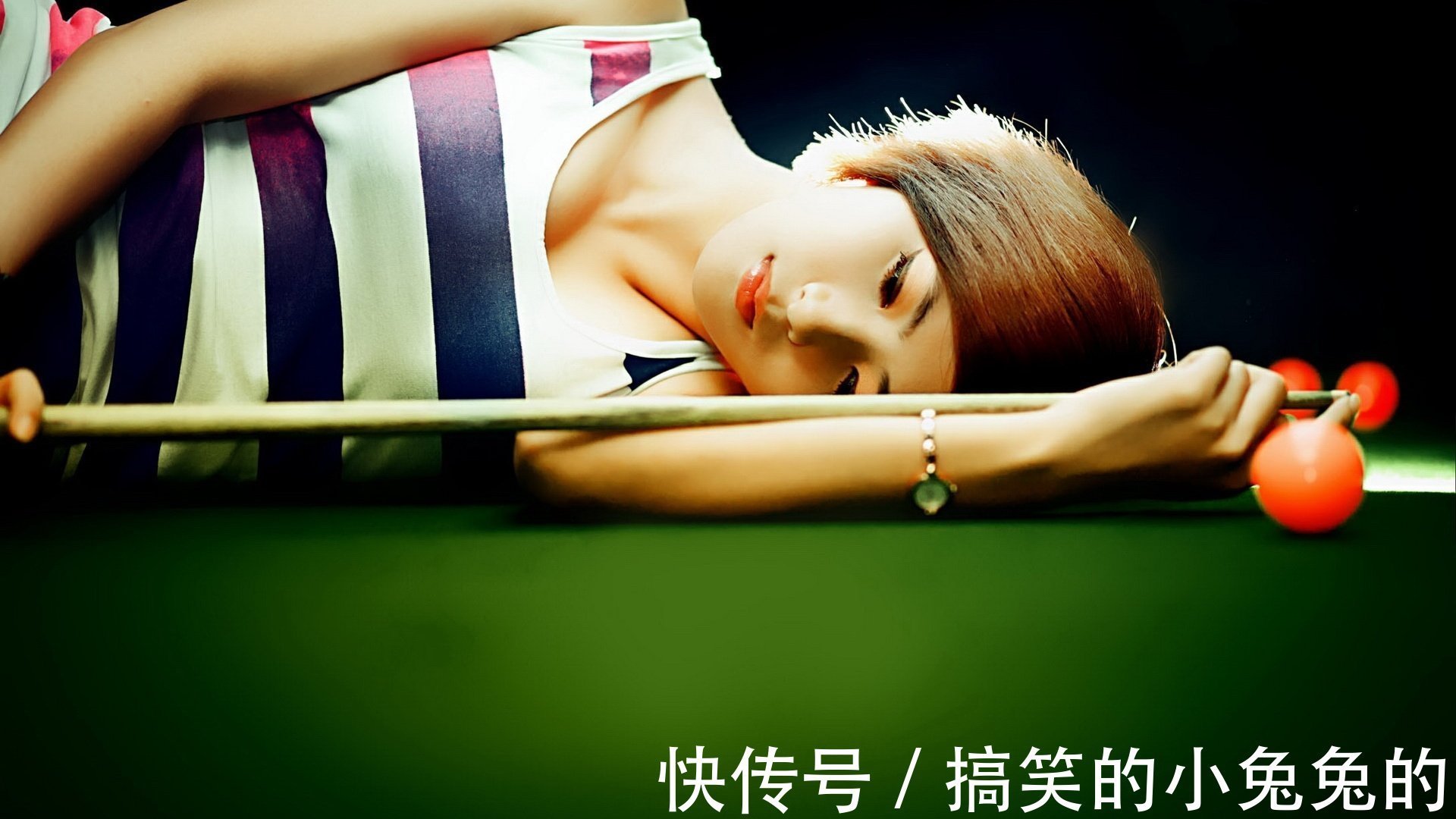 |搞笑GIF段子:兄弟,我没有把你的手机挡住,真的不好意思啦