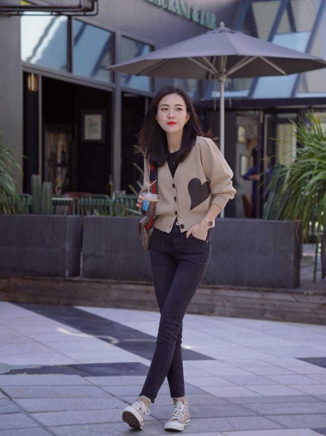 打开方式|秋天正确的打开方式,针织衫的温柔少不了,可以尝试这样搭超好看