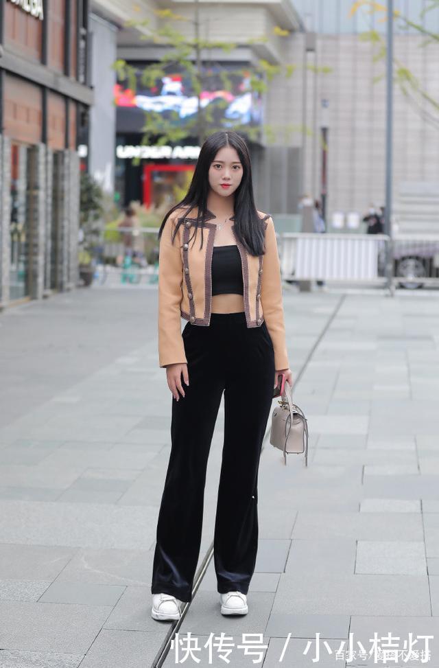 还穿什么牛仔裤这条“绒绒裤”才是深秋扛把子,高级时髦又显贵