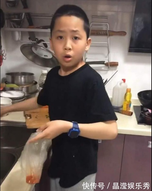 宝宝|10岁男孩半夜偷做宵夜,妈妈掐着时间来“混饭”,堪称吃货母子