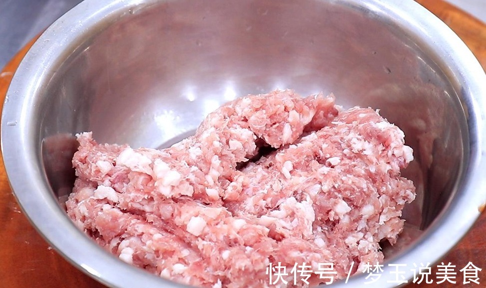 红烧狮子头的正确做法,调肉馅是关键,软烂入味,一盘都不够吃!