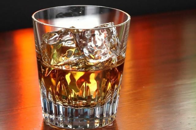 啤酒喝着好苦还胀肚?那是因为你根本不会喝。教你三招,来看看吧