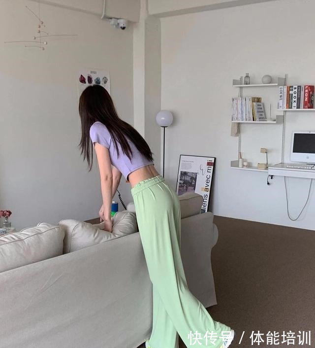 穿搭 白T恤不受宠了,今年流行糖果色T恤,青春时髦还显白!