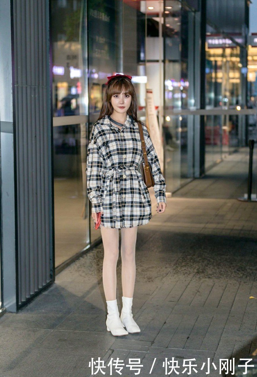 冬天街头的时尚搭配，一双大长腿成为小姐姐们的追求，抓紧美起来