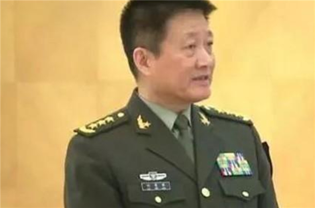 挺重机枪,救了副师长一命,后来官至副国级