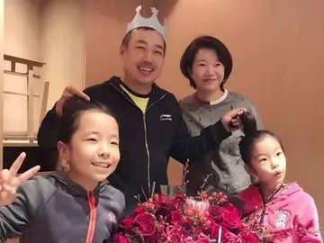 乒乓球|刘国梁双胞胎女儿罕见露面，姐姐七岁夺世界冠军，妹妹擅唱歌跳舞