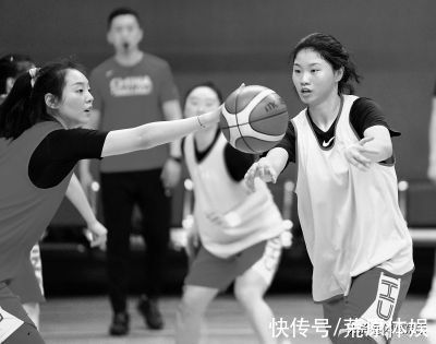 黄嘉丽|WCBA：杨舒予缺战季后赛，李梦晋级半决赛，女篮震撼空中接力
