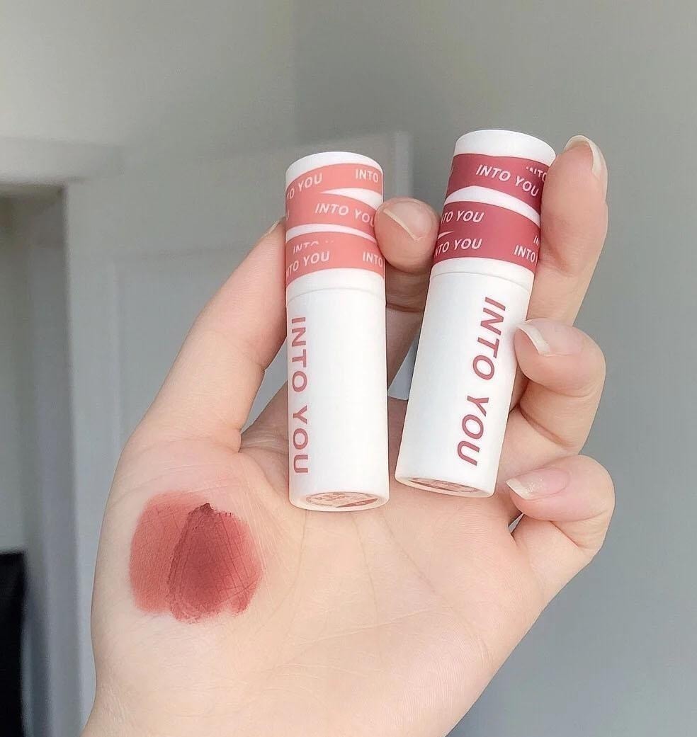 凶色 众所周知,脏橘色口红早过时了,今年最显白的是这5支“奶凶色”