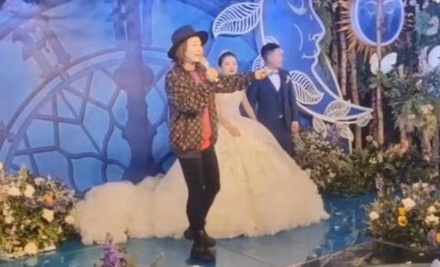 马丁靴 孙悦出席侄子婚礼,穿4万外套似土豪太太,变成主角太抢新娘风头