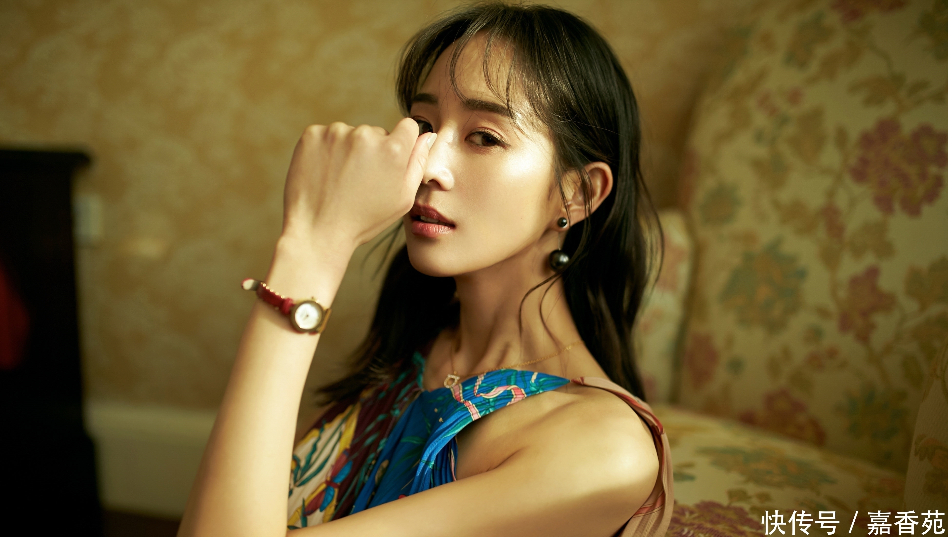 发型|张钧甯不愧是气质美女,换个发型尽显少女感,穿印花裙美回18岁