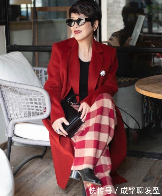 女人|60岁女人穿红色时髦显贵气,这三种搭配模板,让你过年聚会美出圈