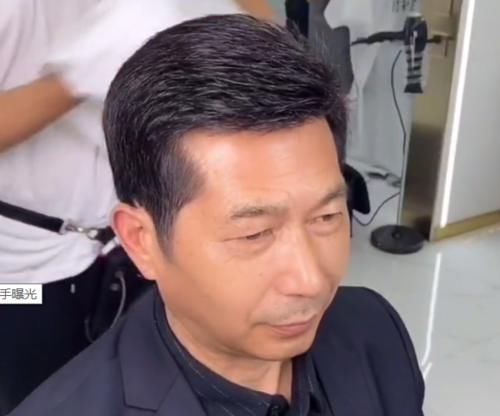 发型|地中海式发型大叔换了款发型后，瞬间变英俊潇洒，女生：厂长成了董事长