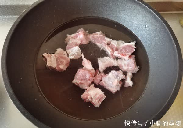 为啥排骨焯水后又腥又柴?听了厨师的一席话,才知道用错了水