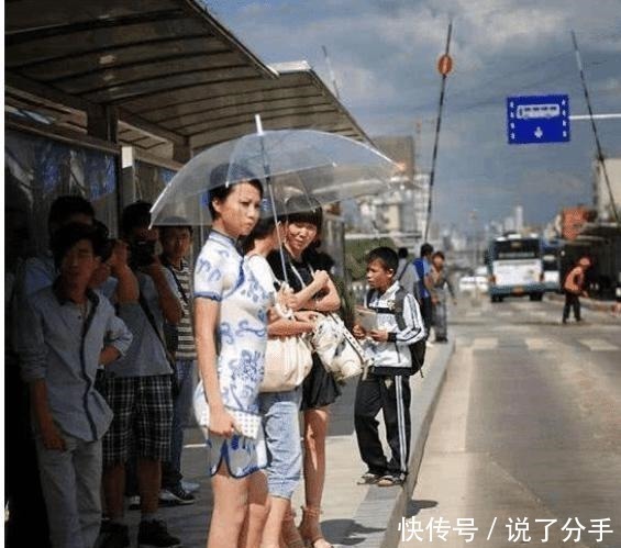 公交|美女在身上画旗袍当衣服, 光着身子挤公交被发现! 这下尴尬了!