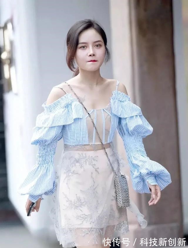 泡泡袖 时尚的泡泡袖,色调简单,线条流畅,条纹的设计自然又显清纯可爱!