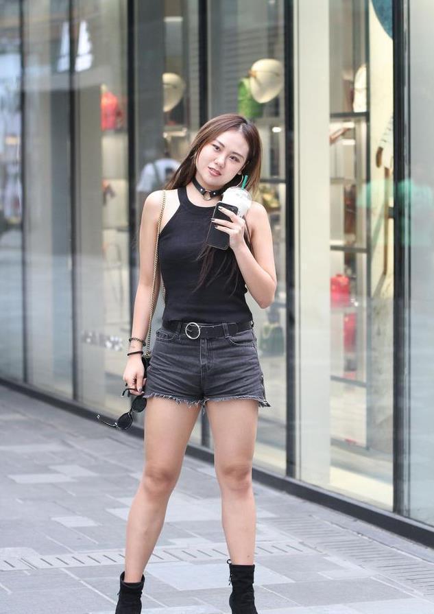 美女|身穿百褶皱裙的美女,红色头发很有个性,尽显时尚美