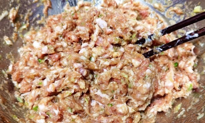 黄豆酱|包白菜饺子，记住老师傅的“2放2不放”，饺子鲜嫩多汁，特好吃