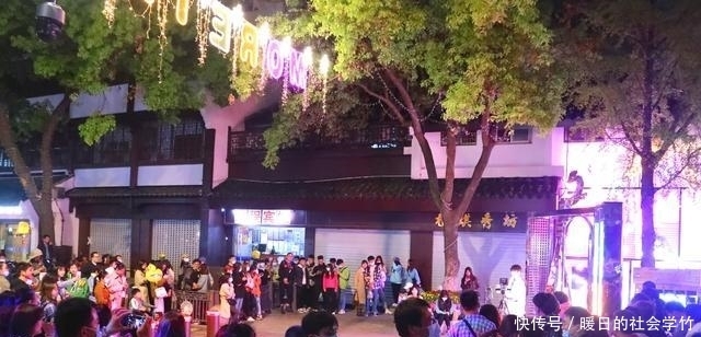 现在去南京夫子庙就是看人，全是老年旅游团，都有密集恐惧症了