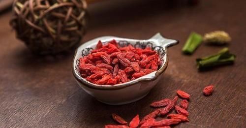 补气|黄芪是个宝,乱喝也不好,喝对了,养肝补肾,滋养气血,美容养颜