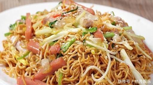  教你在家做炒面，几步就上桌，劲道又爽滑，一家老少都爱吃