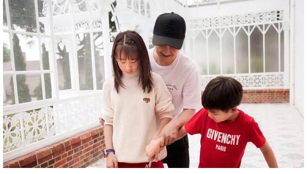 他們因?yàn)榫C藝節(jié)目而紅，也因?yàn)榫C藝節(jié)目而沒落，有人翻車撒謊離婚