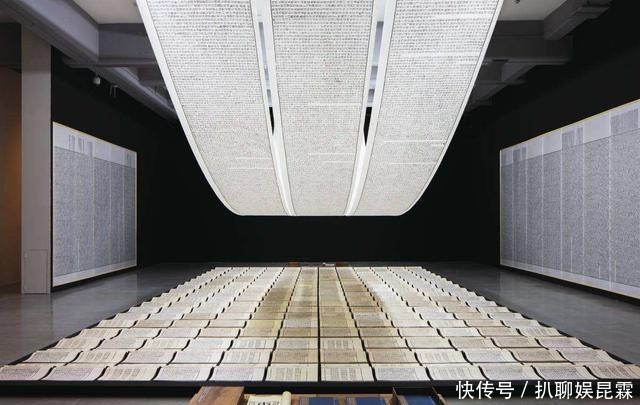 央美老师创作“英文书法”,作品卖价千万遭斥责,网友:毫无价值