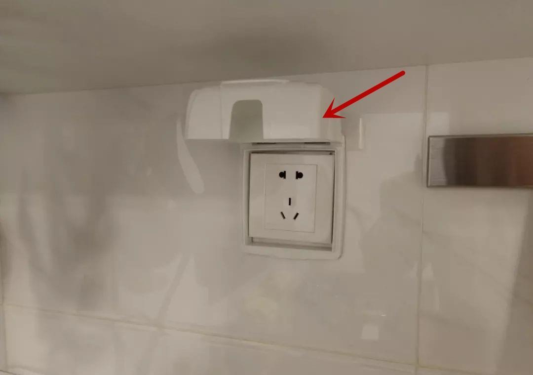 炒菜|燃气灶上方装插座,师傅是无知还是故意?来不及拆,只能这么改了