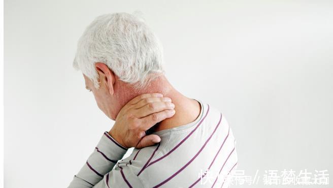 医生|脖子又疼了，小心颈椎病悄悄找上你，医生强调，不能随意按摩