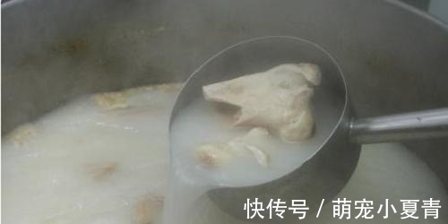 汤汁|不论炖什么骨头汤,都别直接加水炖,多加这1步,汤汁又香又白!