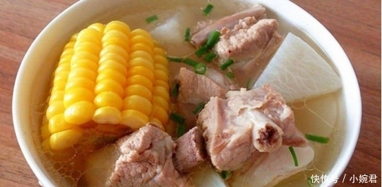 炖骨头汤别直接加水炖!多加1步,汤汁如牛奶一样“浓白”