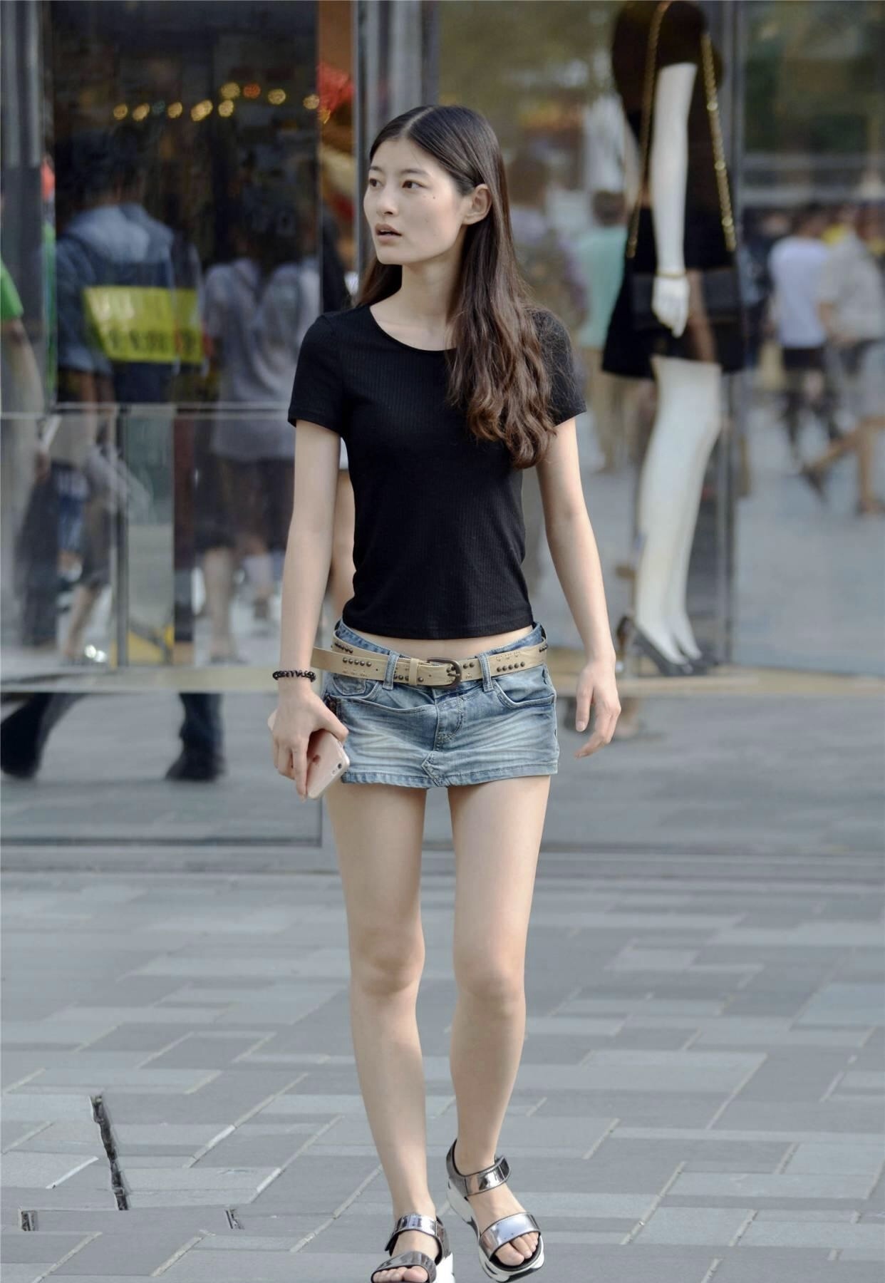 低腰 很多人选择牛仔短裤，低腰的款式，时尚姑娘真会搭配