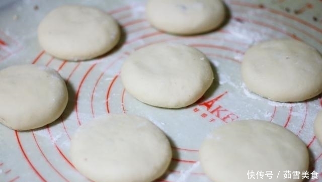 一碗面粉,一碗豆沙,做少油少糖的发面饼,老人孩子放心吃