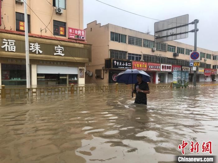 王玉虎|台风天里的“破风者”：能开到哪算哪 能拉多少人是多少