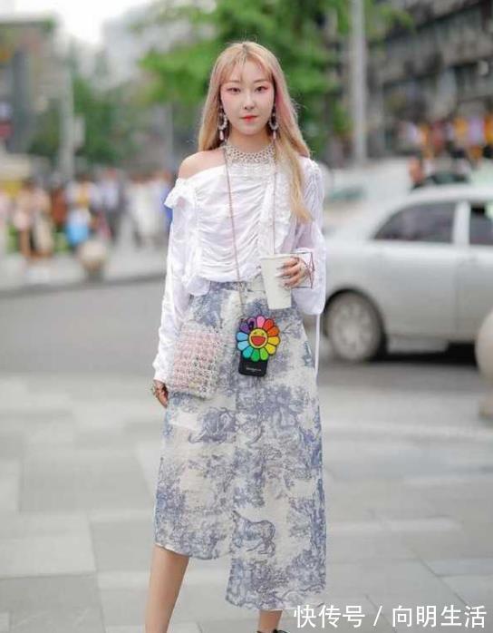 唯美|街拍:美女大T恤搭配短裤,身材娇小可人,唯美大气
