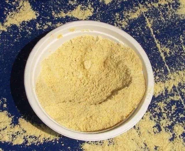 天气越来越冷,用蚯蚓钓鱼,多一个小步骤事半功倍