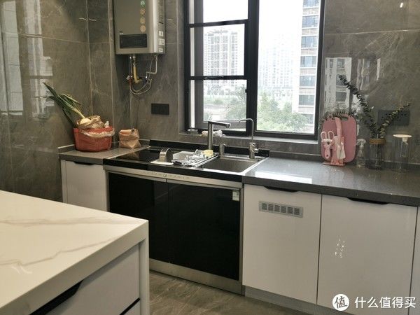 空间感|140平也能拥有大横厅！打通阳台和厨房，超大空间感，装出大宅范