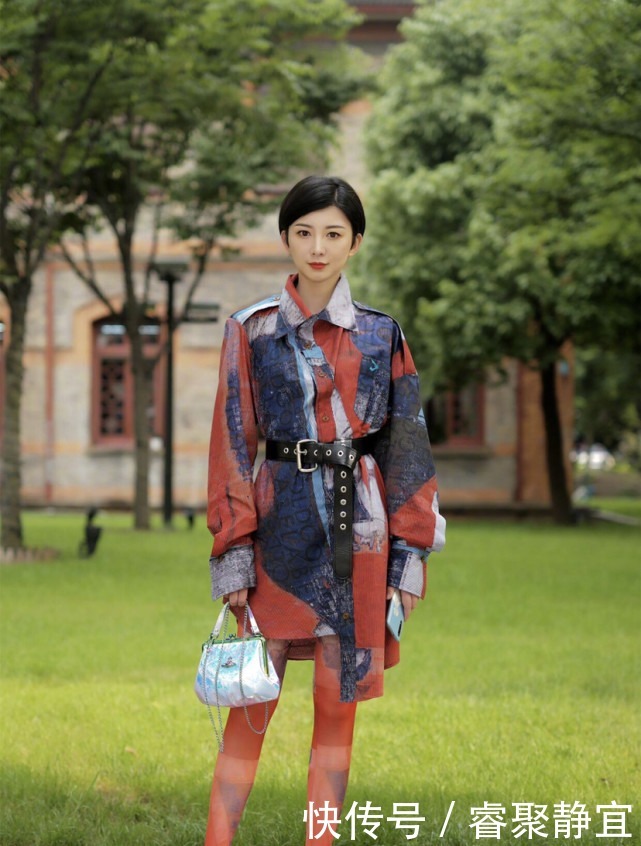 皮肤偏黄的女人,春季穿“上衣”,选哪个颜色更显白提气质?