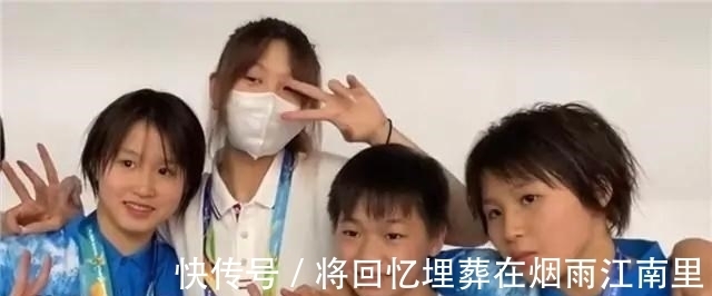 金牌|慶祝全紅嬋奪冠畫面！女領(lǐng)導(dǎo)中途離場更衣，全爸手捧鮮花很激動(dòng)