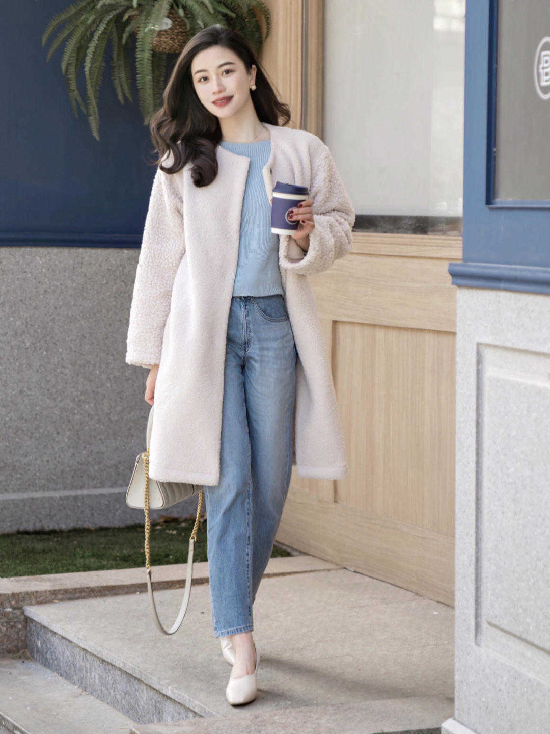 牛仔裤|秋季,针织衫是衣柜必备,搭配牛仔裤高级时髦,极简穿搭照样高级