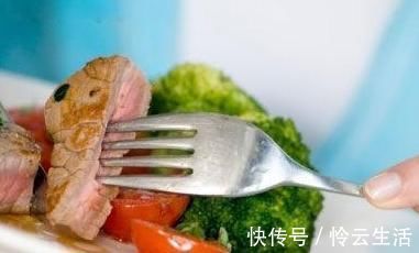 一日三餐|老太太96岁,老伴儿110岁,长寿夫妻的秘诀,值得借鉴!