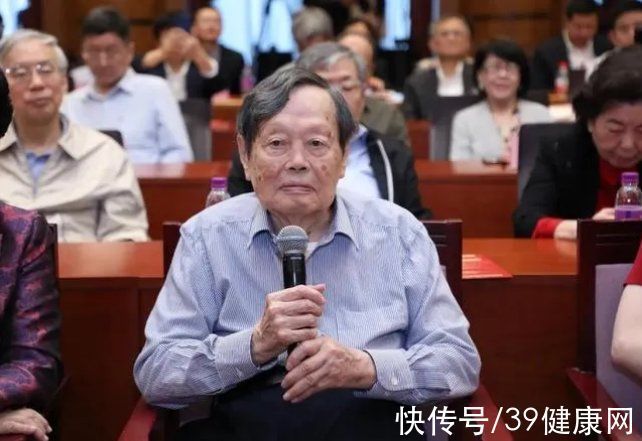 杨振宁|100岁的杨振宁健康矍铄!他的长寿秘诀:6件事坚持了一辈子