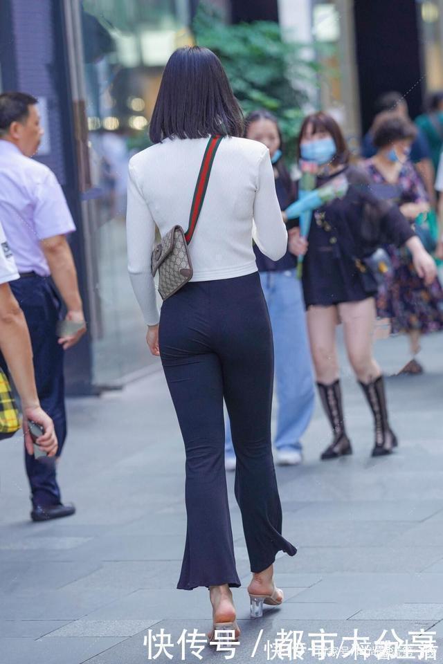 黑裤|被40岁女人惊艳了,穿上小黑裤与高跟鞋,你说25岁我也没法反驳!