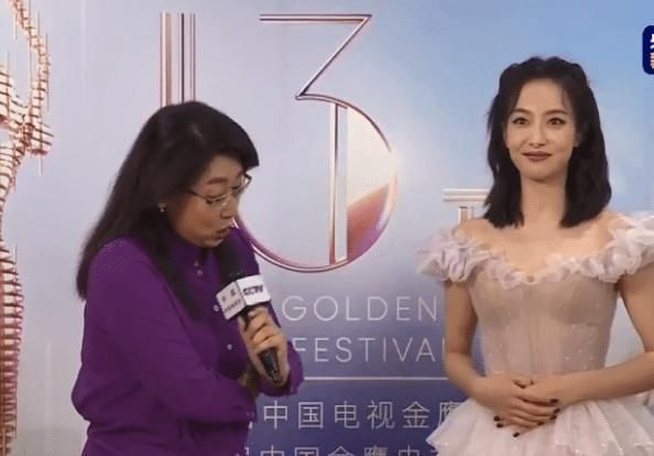 宋茜被吐槽腰太胖，粉裙在央视照妖镜下，腰围过于真实